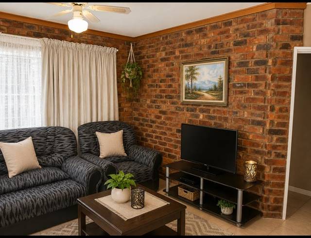 2 BEDROOM TOWNHOUSE FOR SALE IN UITSIG